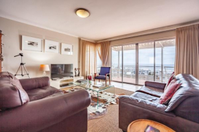 Beachfront Penthouse with Ocean & Table Mountain views, 18 Dolphin Ridge